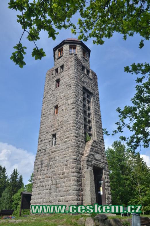 21 metrů vysoká žulová věž.