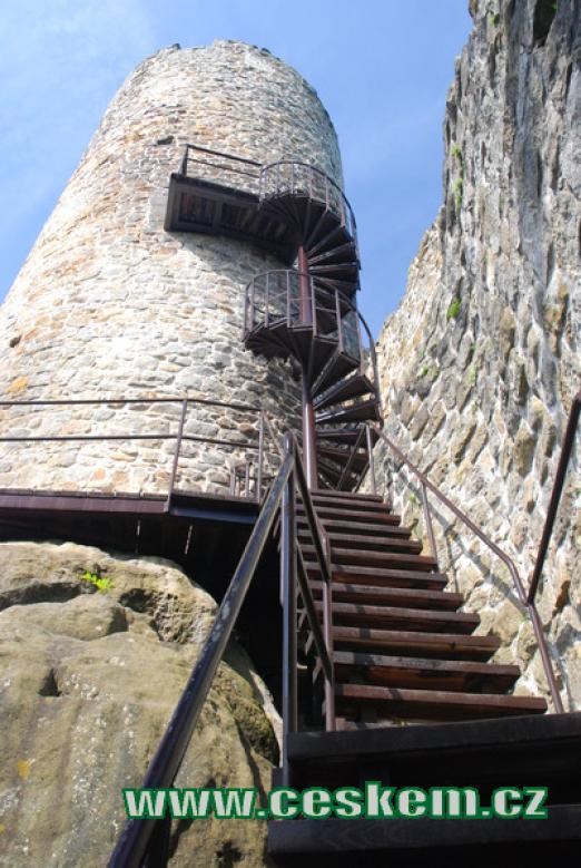 Výstup na hlavní věž hradu.