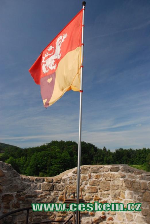 Vlajka na vrcholu hlavní věže.