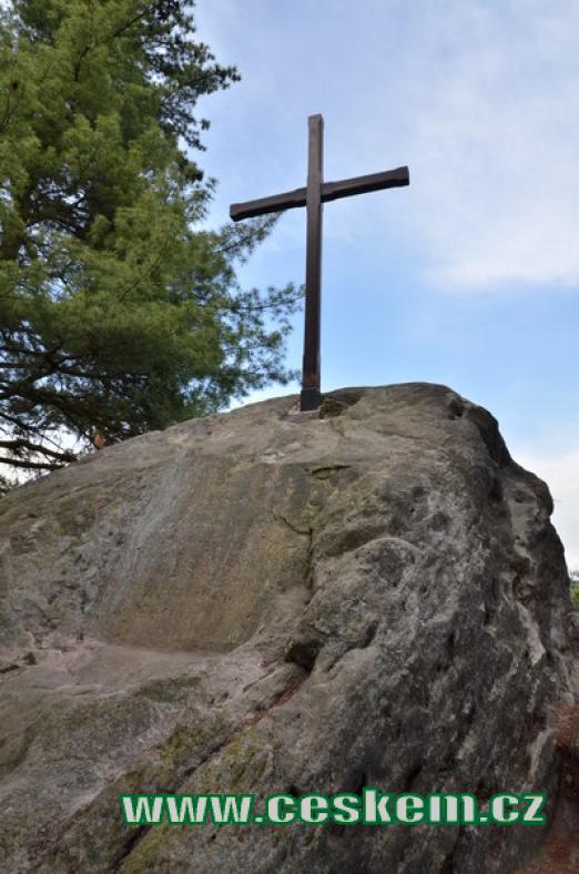 Kříž na nedalekém vrcholu.