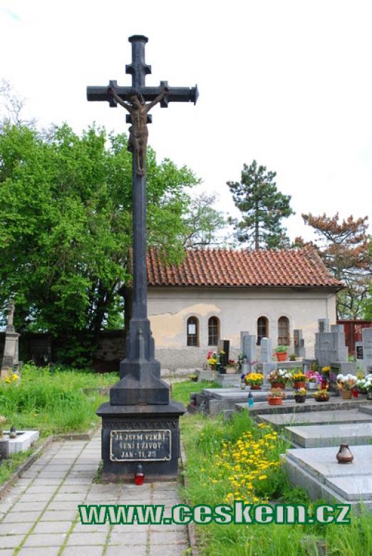 Kříž na hřbitově.