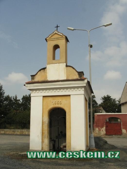 Kaplička na místní návsi.