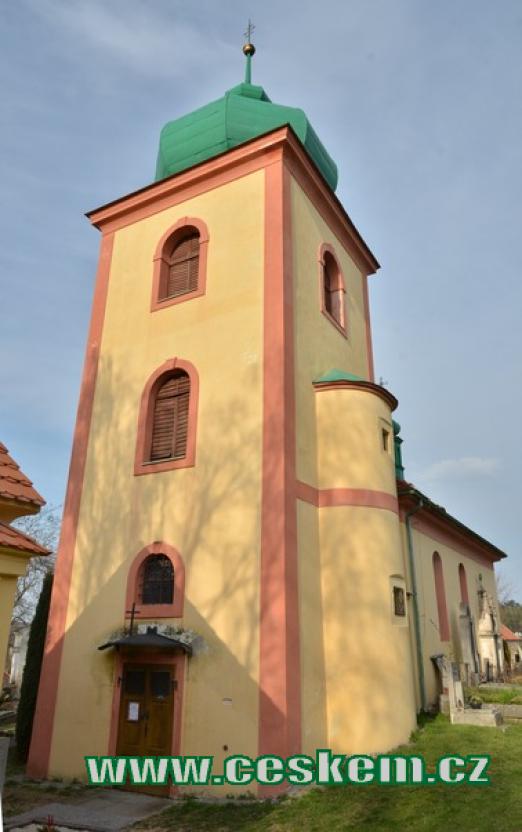 Věž kostela Všech Svatých.