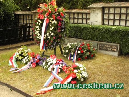 Hrob T.G.M. po návštěvě prezidentů Visegradu.