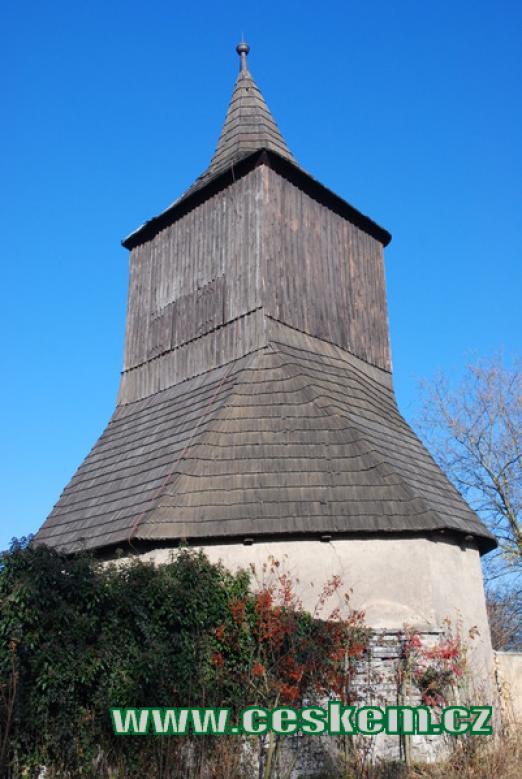 Dřevěná zvonice u kostelíka sv. Jiří.