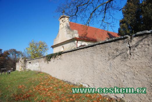Hřbitovní zeď u kostelíka sv. Jiří.