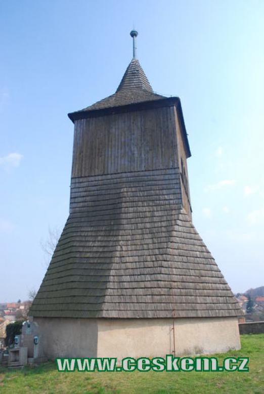 Dřevěná hřbitovní zvonice ze 17. století.