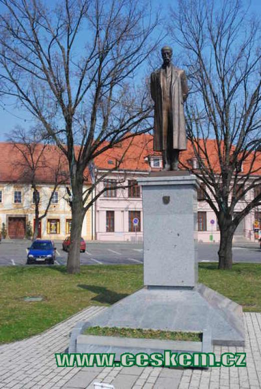 Socha T. G. Masaryka na náměstí.
