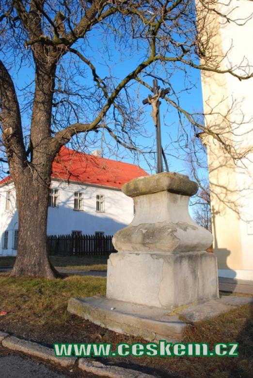 Kříž před kostelem sv. Václava.

