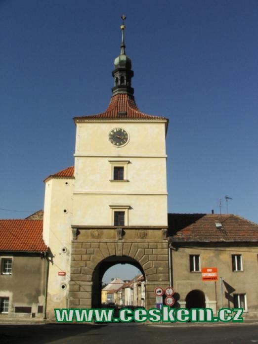Pohled na Pražskou bránu od severu.