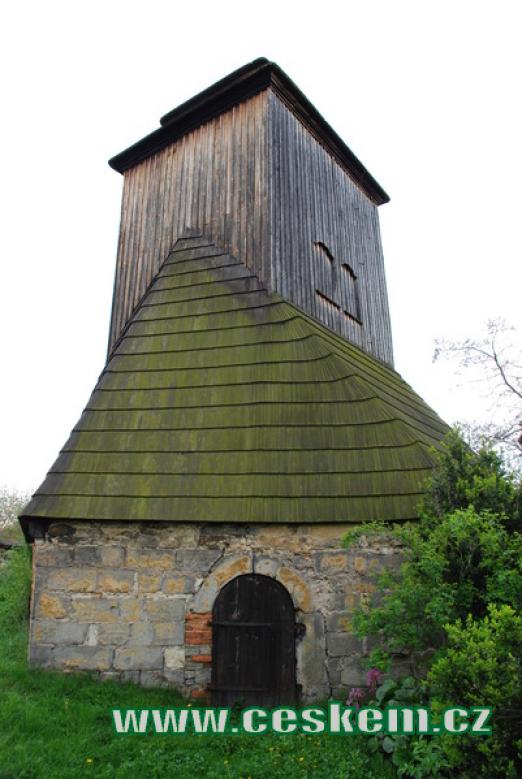 Pohled na dřevěnou zvonici.