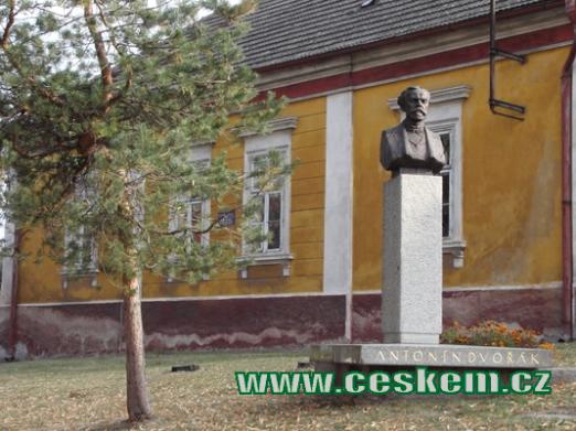 Socha skladatele Antonína Dvořáka před budovou varhaníkovny.