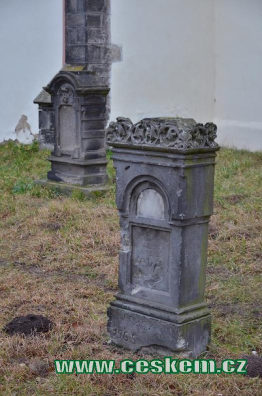 Staré náhrobky.