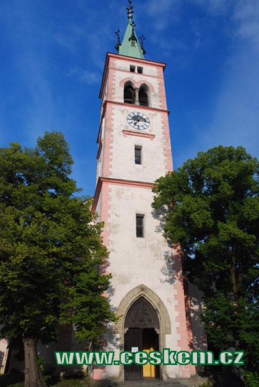 Pohled na věž kostela sv. Markéty.