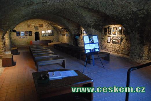 Výstava v bývalých konírnách hradu.