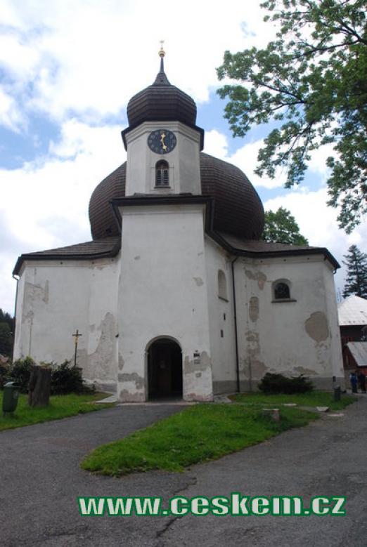 Pohled na kostel Panny Marie Pomocné.