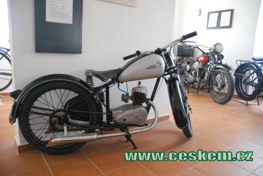 Historický motocykl ČZ ve zdejším muzeu.