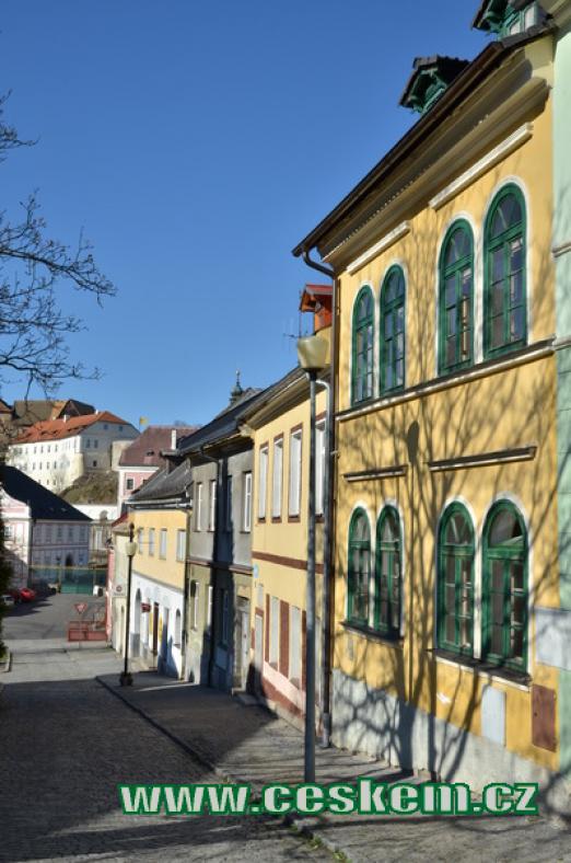 Kostelní ulicí k zámku.