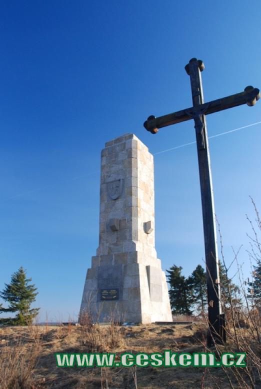 Památník obětem 1. světové války nad městem.
