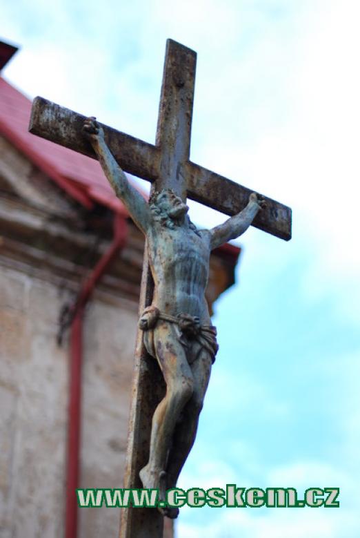 Kříž u zdejšího kostela.