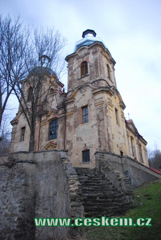 Pohled na věže kostela Navštívení Panny Marie.