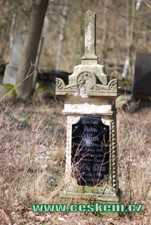 Jeden z hrobů na hřbitově...