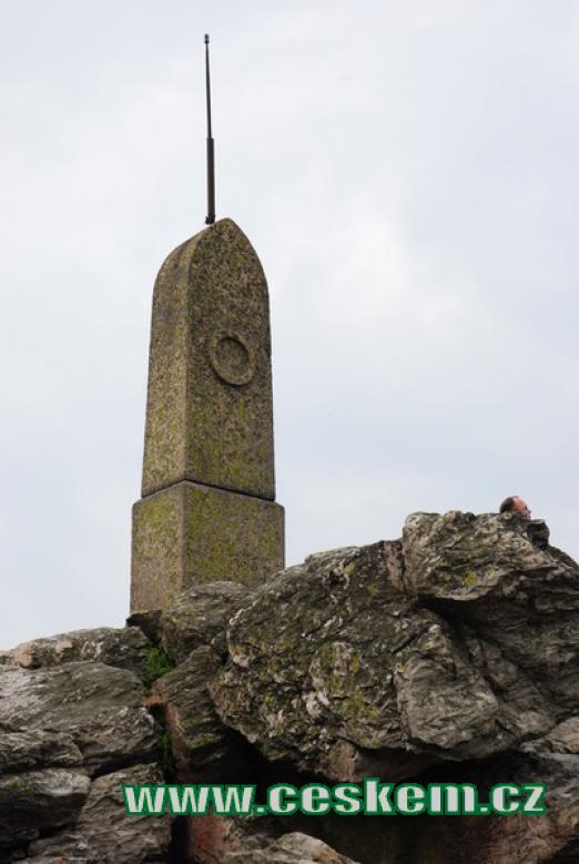 Rohanský pamětní kámen obeliskového tvaru.