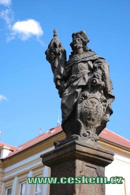 Barokní socha před budovou místní školy.
