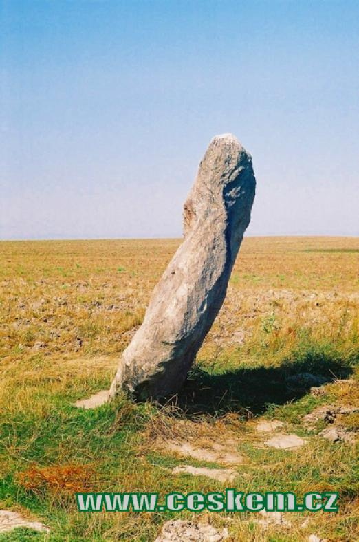 Zakletý mnich - menhir u vísky Drahomyšl na Lounsku.