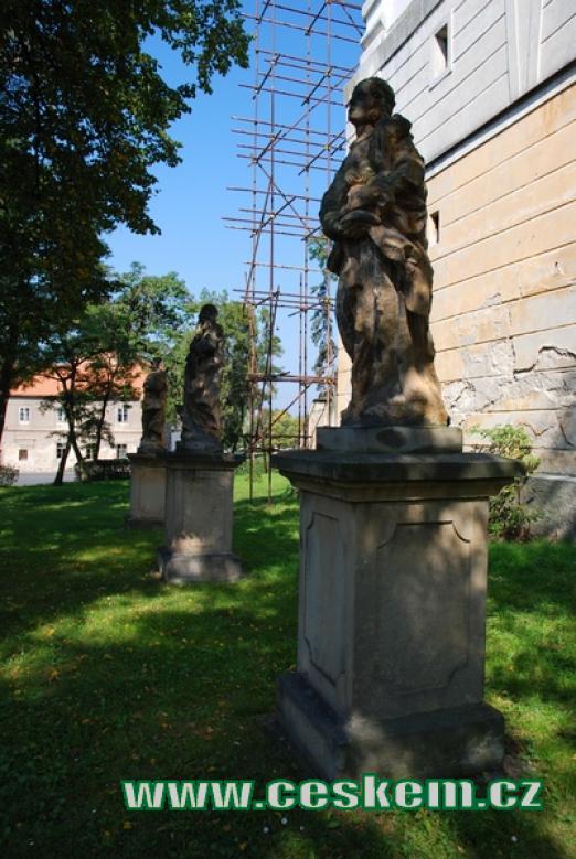 Barokní socha u zdejšího kostela.