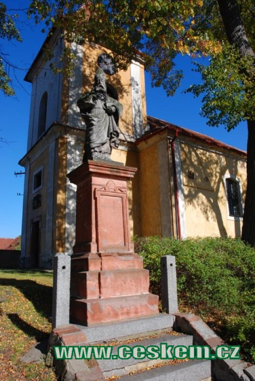 Barokní socha před kostelem svatého Mikuláše.
