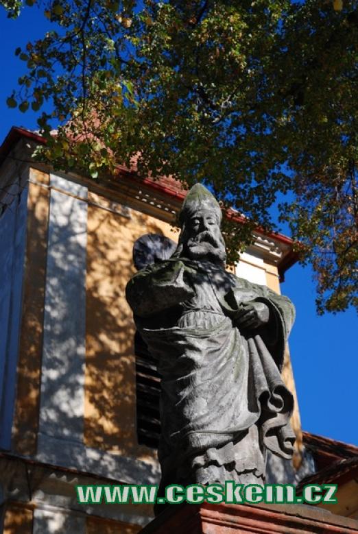 Barokní socha před kostelem sv. Mikuláše.
