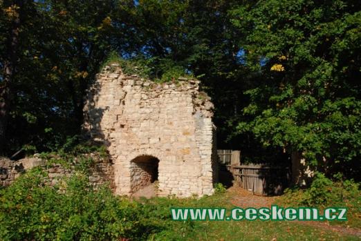 Zbytky zdí dávného hradu u Domoušic.