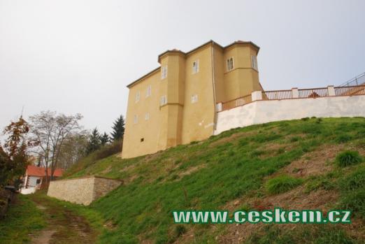 Brozanská tvrz přestavěná na zámek.
