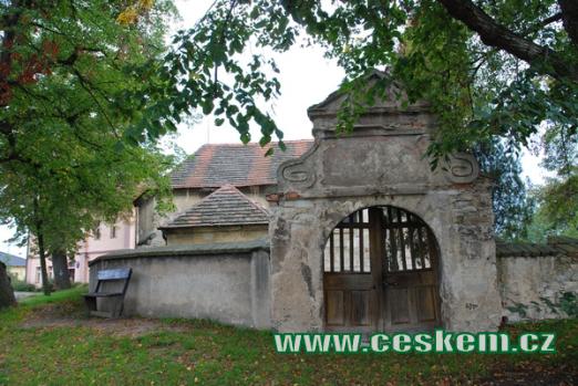 Kostel sv. Prokopa s lodí z doby románské.