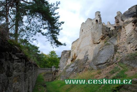 Zřícenina hradu 2,5 km východně od Úštěku.
