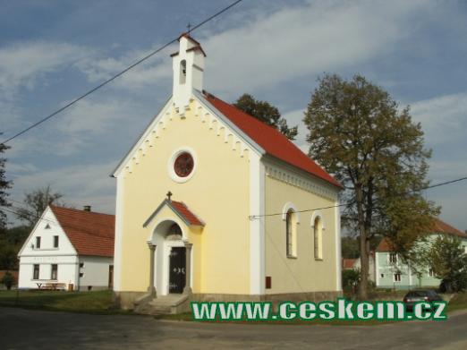 Kaple sv. Anežky Přemyslovny na návsi.