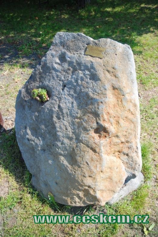 Pískovcový kámen na rozcestí v Sutomi.