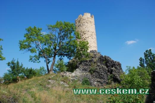 Věž hradu Skalka - dominanta obce Vlastislav..