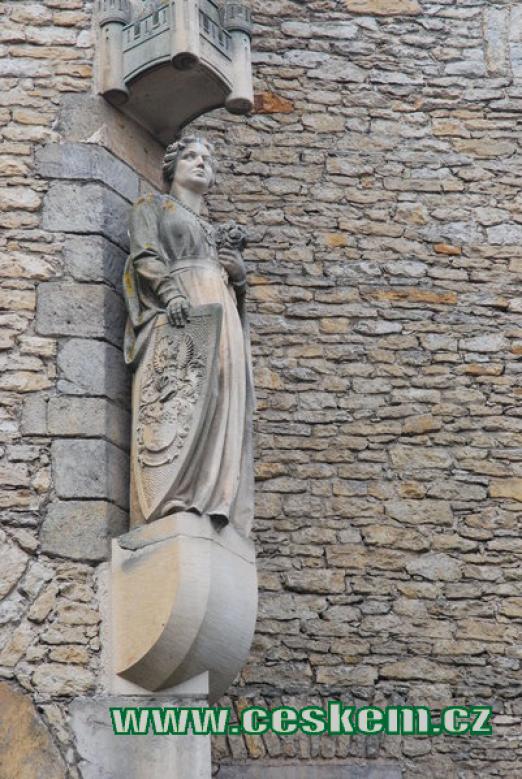 Detail sochy na hradní zdi.
