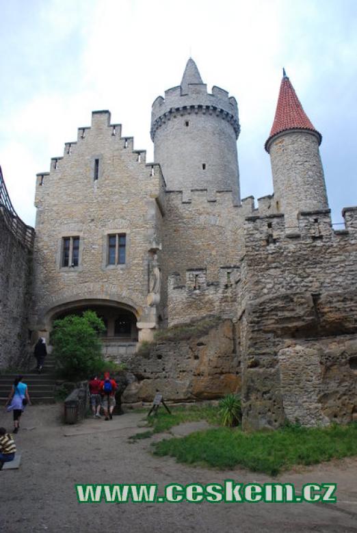 Záběr z nádvoří hradu.