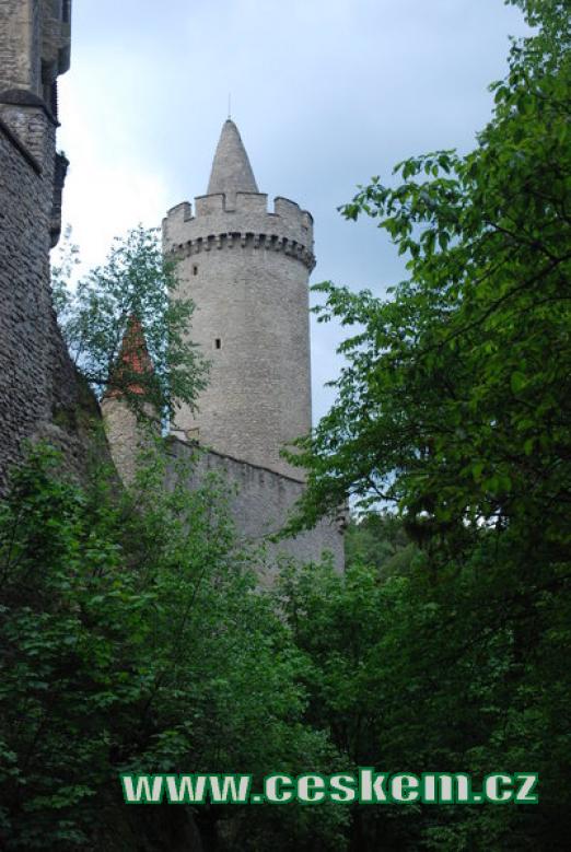 Pohled na věž dávného hradu.