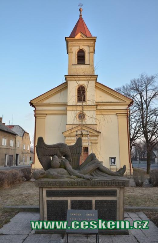 Památník před kostelem.