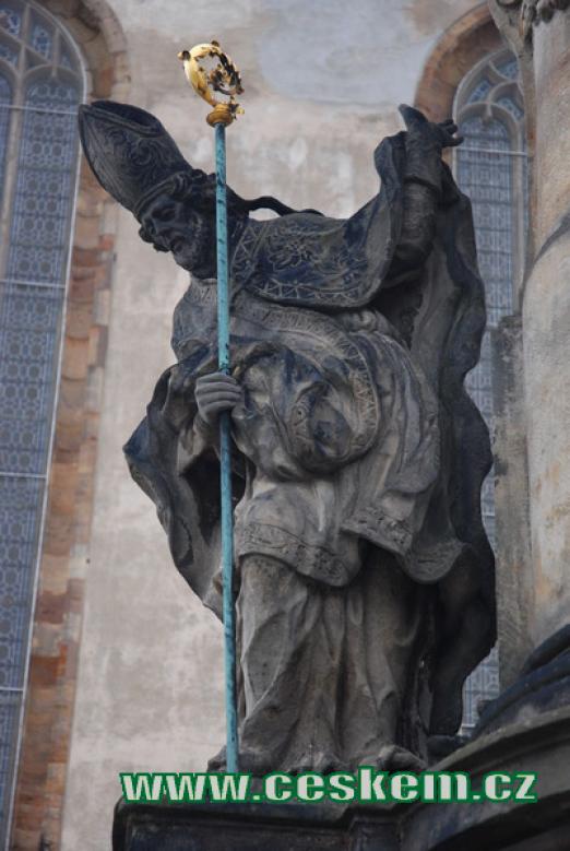 Jedna ze soch na sloupu sv. Jana Nepomuckého a zemských patronů.