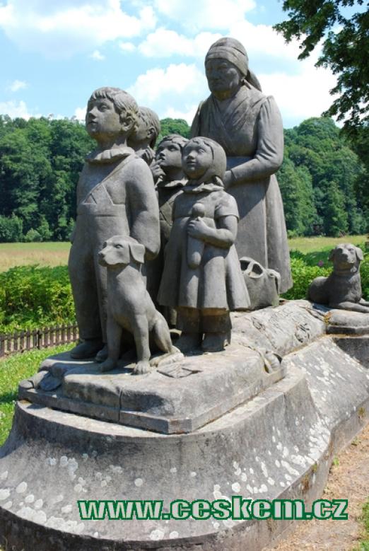 Pomník Babička s dětmi.