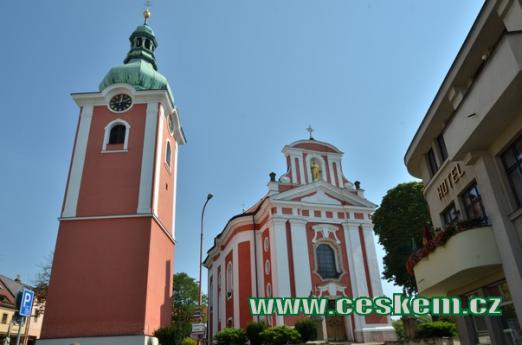 Kostel sv. Jakuba Většího na náměstí.