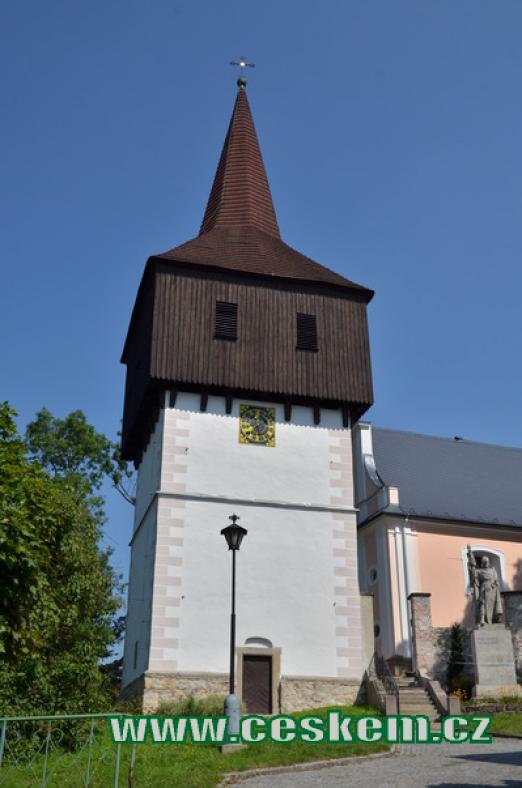 Pohled na zvonici u kostela Všech Svatých.