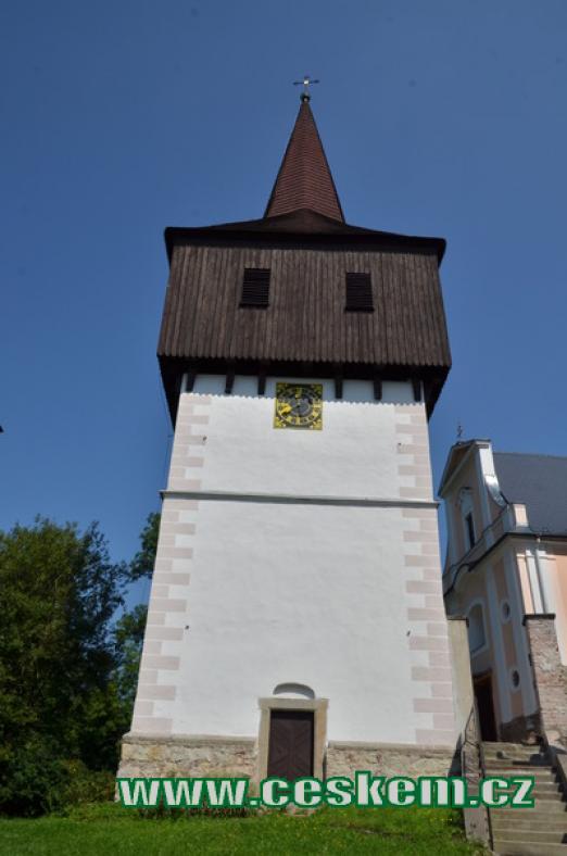 Zvonice u kostela Všech Svatých.