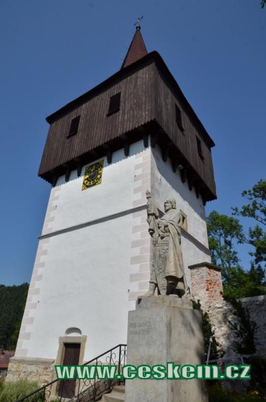 Zvonice a socha sv. Václava.