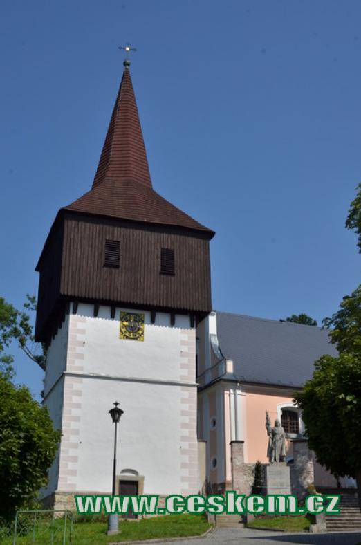 Pohled na zvonici u kostela Všech svatých.